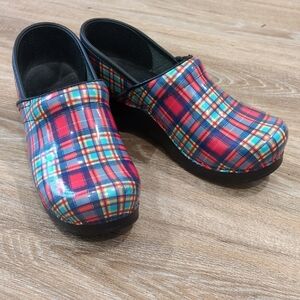 ❤️🖤💙 Dansko Women's Plaid - Red and Blue Clogs size 38 Euro ❤️🖤💙